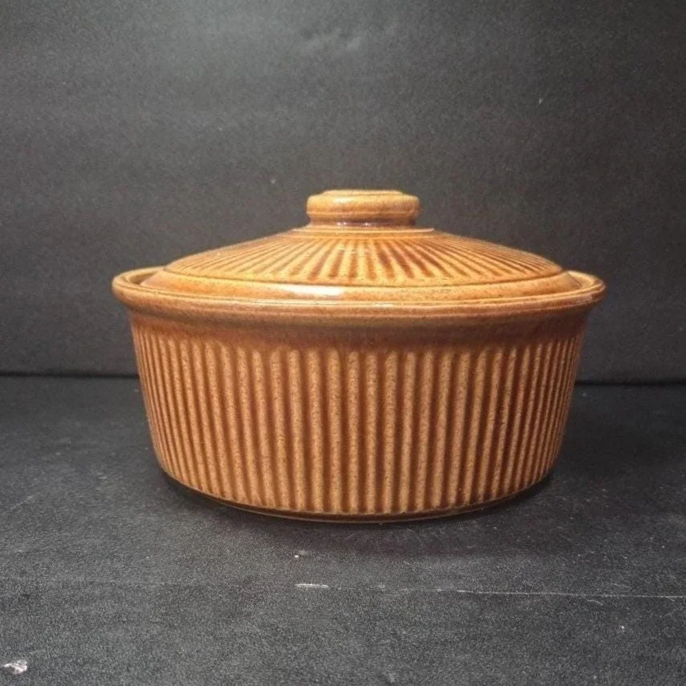 USA‎ Stoneware Lidded Bean Pot, Brown Tan Ribbed Crock, Vtg Rustic Kitchenware